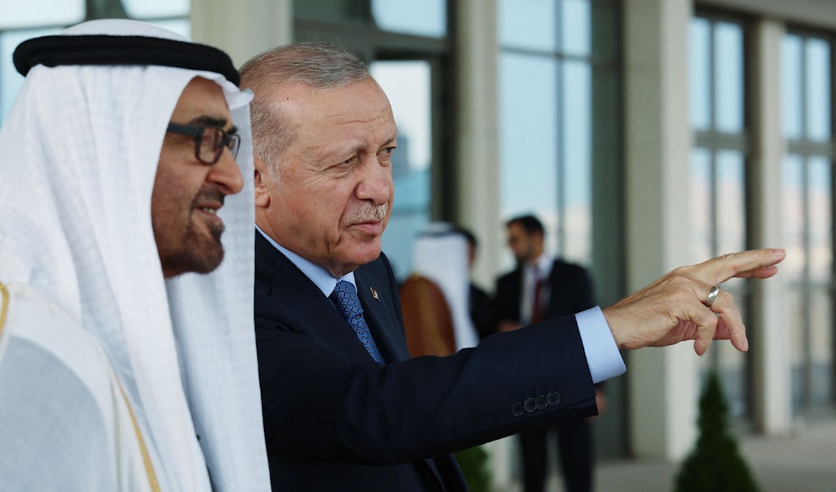 الرئيس التركي، رجب طيب إردوغان، خلال استقباله نظيره الإماراتي، محمد بن زايد، في المجمع الرئاسي في إسطنبول (أ ف ب)