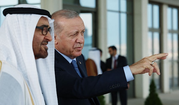 الرئيس التركي، رجب طيب إردوغان، خلال استقباله نظيره الإماراتي، محمد بن زايد، في المجمع الرئاسي في إسطنبول (أ ف ب)