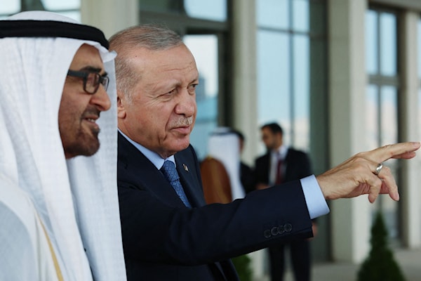 الرئيس التركي، رجب طيب إردوغان، خلال استقباله نظيره الإماراتي، محمد بن زايد، في المجمع الرئاسي في إسطنبول (أ ف ب)