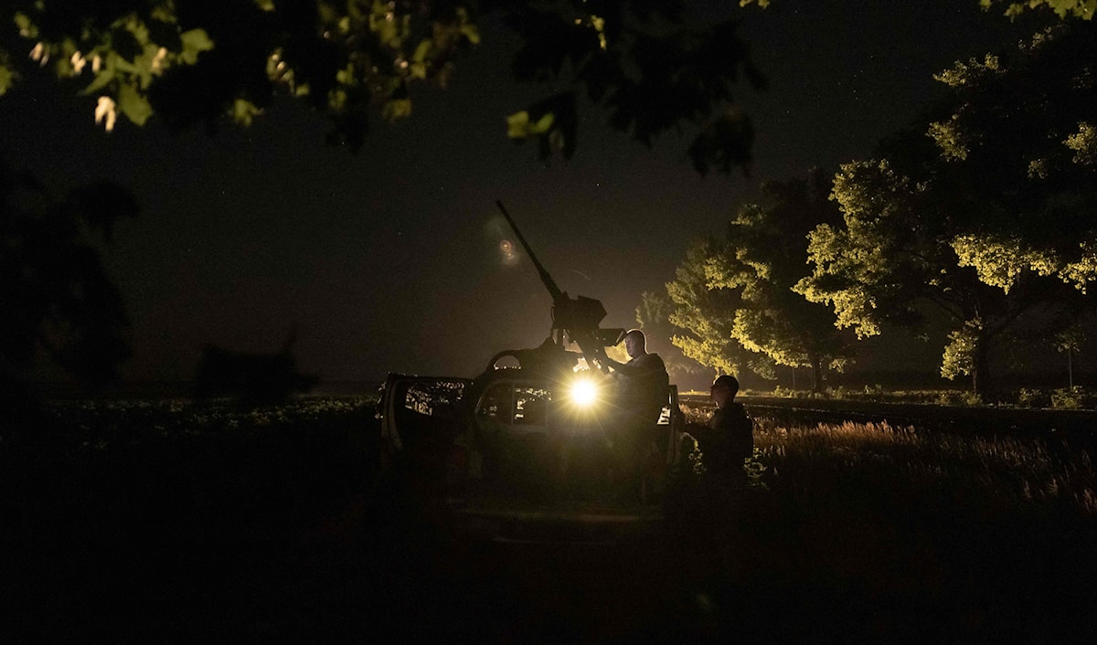 جنود من الدفاع الجوي الأوكراني يرصدون السماء بحثاً عن أي تهديدات جوية محتملة في موقع بمنطقة دونيتسك (أ ف ب)