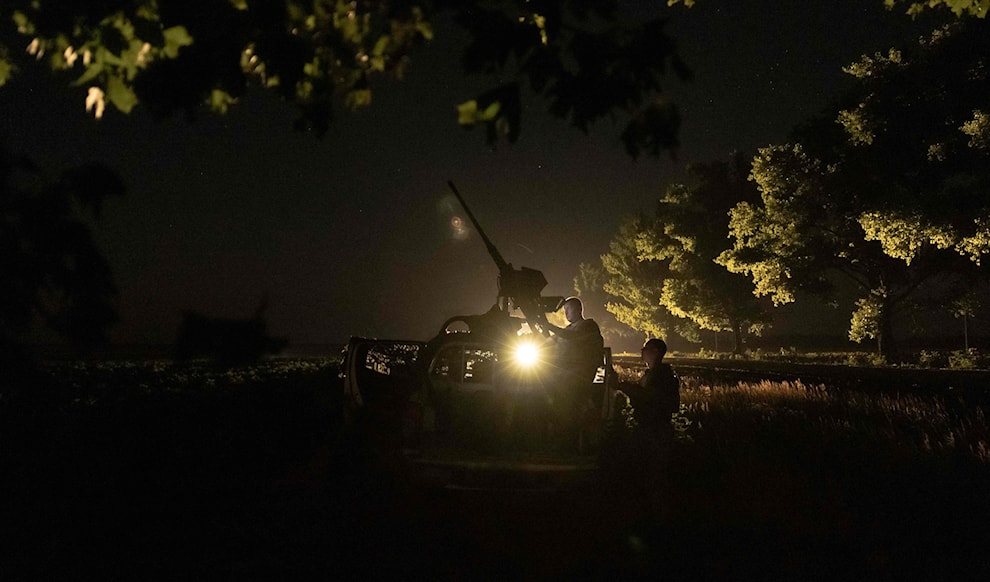 جنود من الدفاع الجوي الأوكراني يرصدون السماء بحثاً عن أي تهديدات جوية محتملة في موقع بمنطقة دونيتسك (أ ف ب)