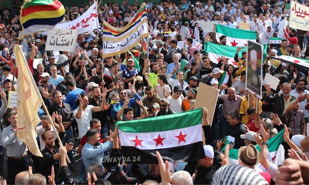 طالب المحتجون في السويداء بتأييد من حكمت الهجري بإسقاط بشار الأسد (من الويب)