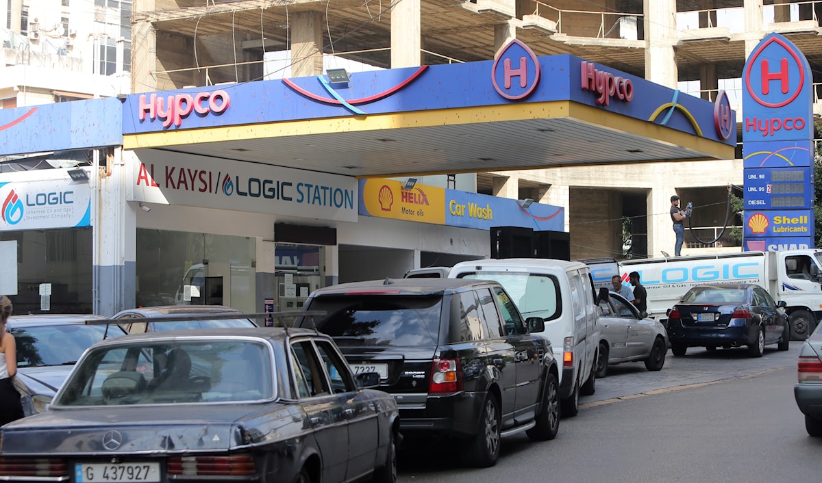 زحمة سيارات عند محطات البنزين مع إنقطاع المادة وإرتفاع أسعارها