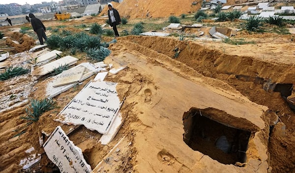 تدنيس قوات العدو الصهيوني لمقبرة خان يونس عام 2024 (أحمد زقوط ـــ وكالة رويترز)