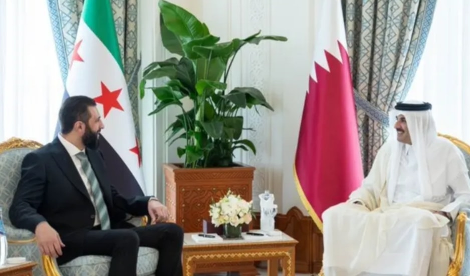 أمير قطر الشيخ تميم بن حمد آل ثاني خلال لقاء مع الرئيس السوري الانتقالي أحمد الشرع (من الويب)