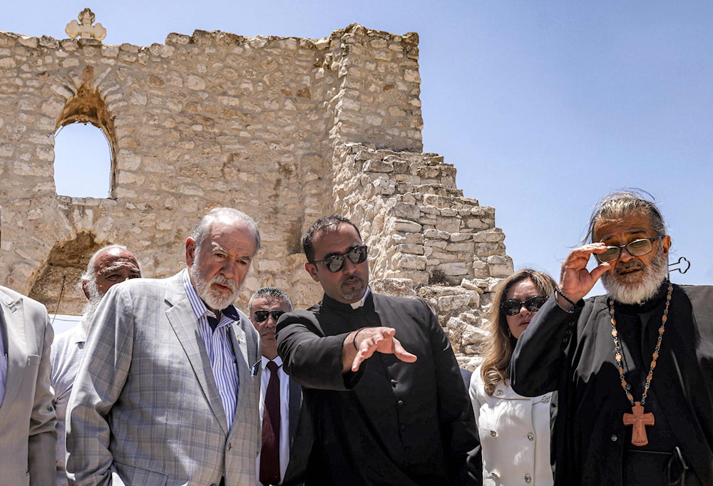 هاكابي يتفقد الموقع الأثري لكنيسة القديس جاورجيوس في رام الله (أ ف ب)