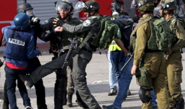 يواصل الاحتلال استهداف الصحافيين بذريعة «التحريض» على مواقع التواصل (من الويب)