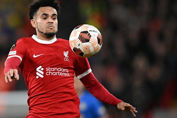 يدافع دياس عن ألوان ليفربول منذ كانون الثاني 2022 (أ ف ب)