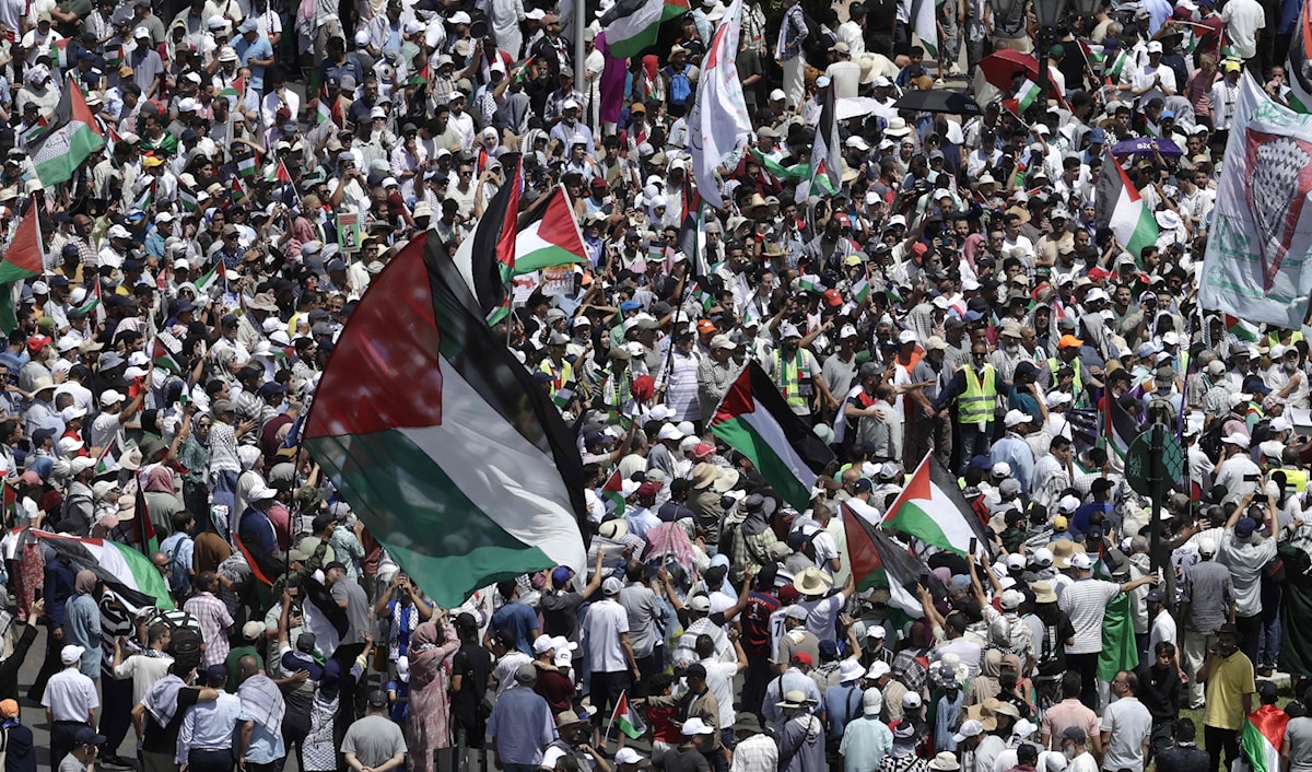رفع المتظاهرون الأعلام الفلسطينية ولافتات تدعو إلى إنهاء الحصار الإسرائيلي على غزة (أ ف ب)