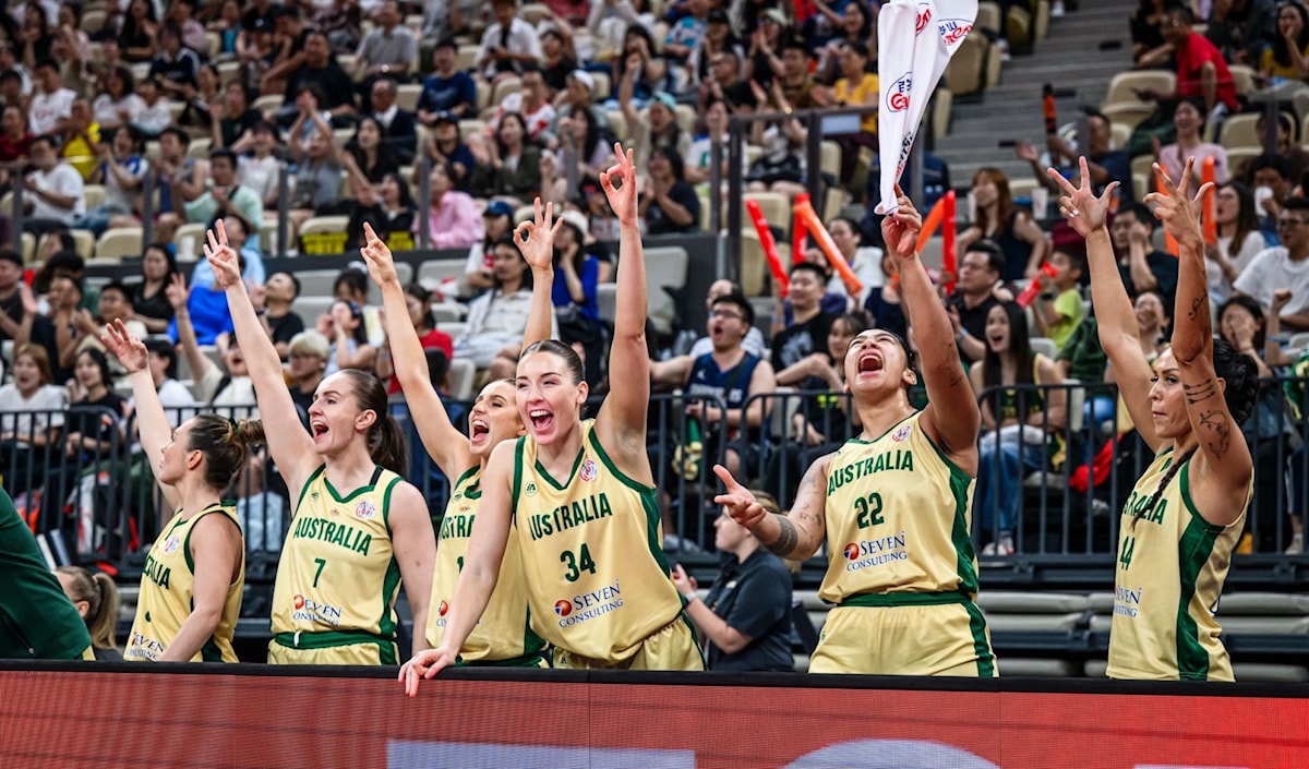 فازَ منتخب أستراليا للسيدات في كرة السلة على نظيره الياباني 88-79 الأحد في المباراة النهائية.