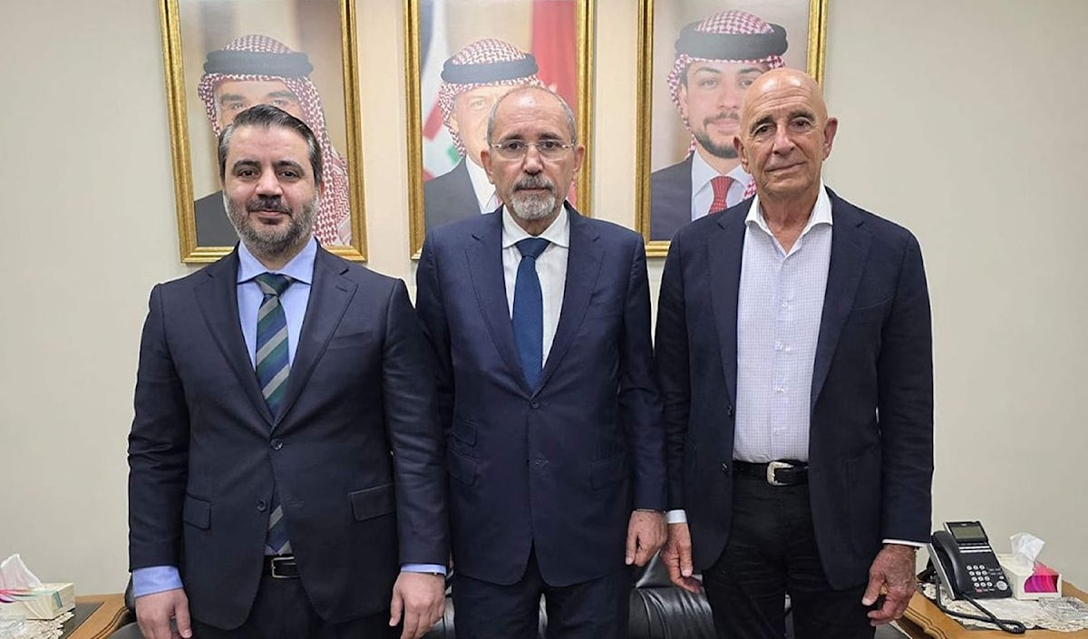 لقاء في عمّان بين براك ووزير خارجية سوريا والأردن (أ ف ب)