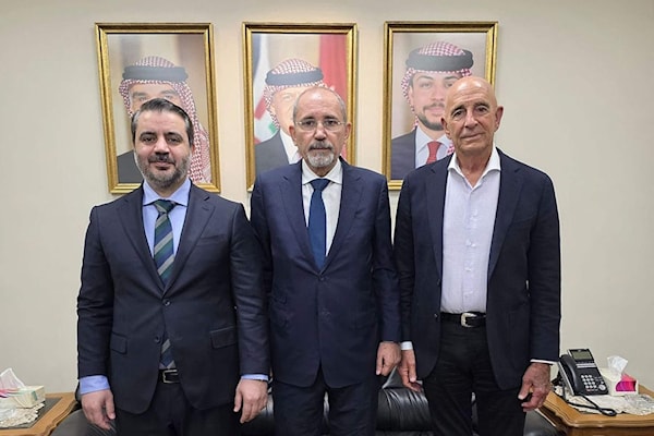 لقاء في عمّان بين براك ووزير خارجية سوريا والأردن (أ ف ب)