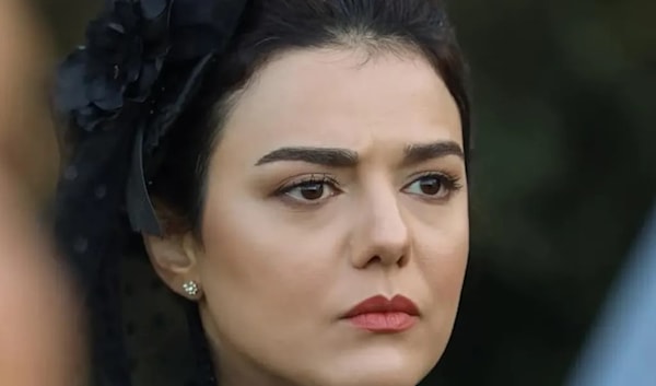أعلنت الممثلة السورية قرارها المفاجئ بتعليق نشرته على صفحاتها