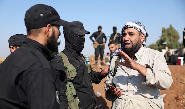 تواصل «قوات العشائر» التحشيد في محيط محافظة السويداء (أ ف ب)