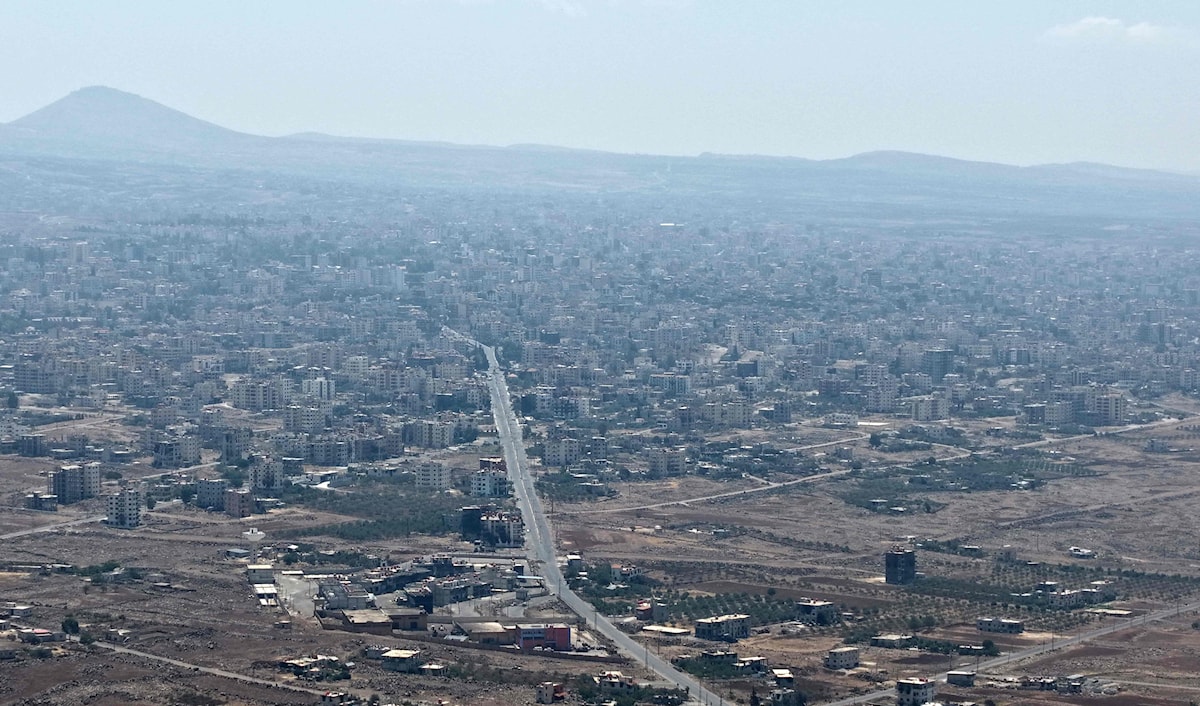 تسجيل خرق جديد في صوامع الحبوب في بلدة أم الزيتون (أ ف ب)