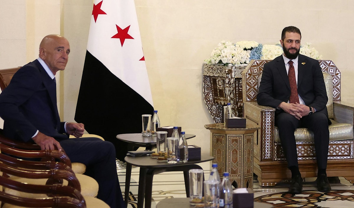 بدا ليستر في دفاعه المستميت عن الشرع، كالرجل الغربي الثاني الذي يفضّل تنظيم «القاعدة» على إسرائيل، بعد السفير الأميركي في تركيا توم برّاك (أ ف ب)