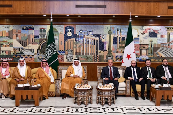الوفد السعودي مع وزراء من الحكومة السورية (أ ف ب)