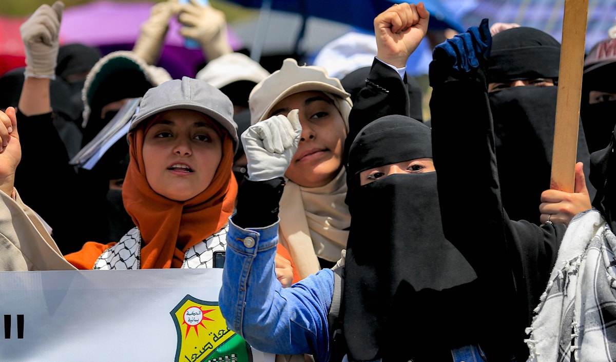 طالبات يمنيات تظاهرن في صنعاء للمطالبة بكسر مجاعة غزة (أ ف ب)