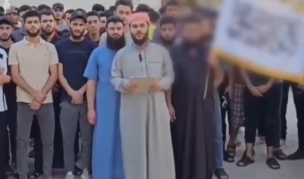 لم يعد الطالب في سوريا يلاحق مستقبله، بل يهرب من انتمائه ودينه