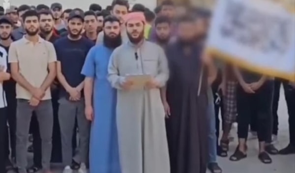 لم يعد الطالب في سوريا يلاحق مستقبله، بل يهرب من انتمائه ودينه