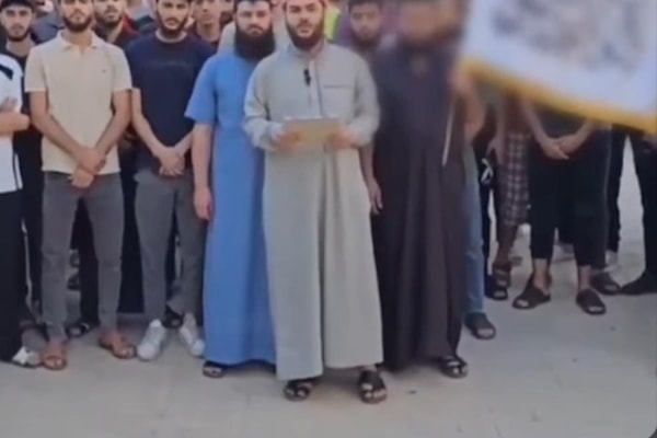 لم يعد الطالب في سوريا يلاحق مستقبله، بل يهرب من انتمائه ودينه