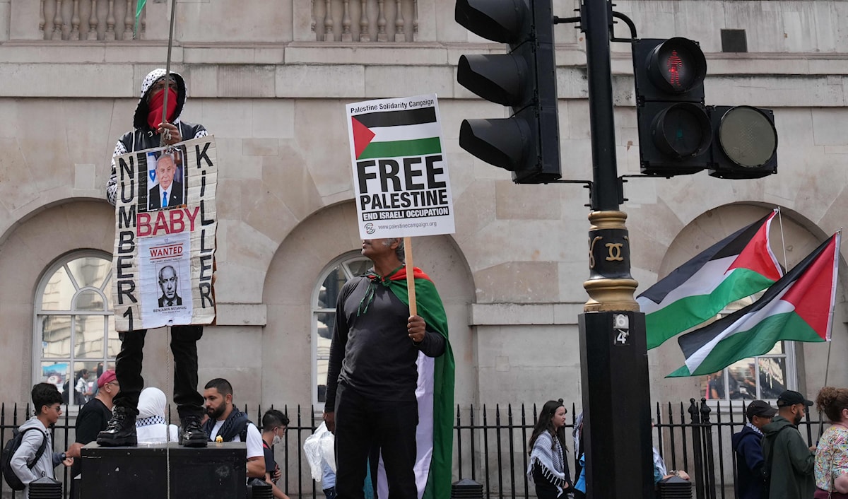 مجموعة من الإسرائيليين تعرضت لهجوم من قبل ناشطين مؤيدين لفلسطين (أ ف ب)