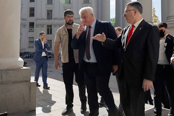 يأتي اللقاء في وقت يتغير فيه موقف إسرائيل تدريجياً من الحرب بين روسيا وأوكرانيا (أ ف ب)