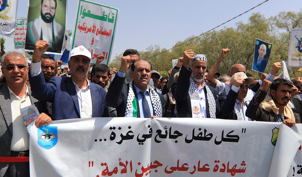 تظاهرة نظمها اليوم طلاب وأساتذة جامعة صنعاء تنديداً بسياسة التجويع الإسرائيلية في غزة (أ ف ب)