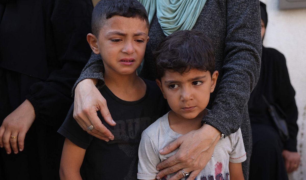ابنا الصحافي الفلسطيني الشهيد آدم أبو هربيد خلال جنازته في غزة (فرانس برس)