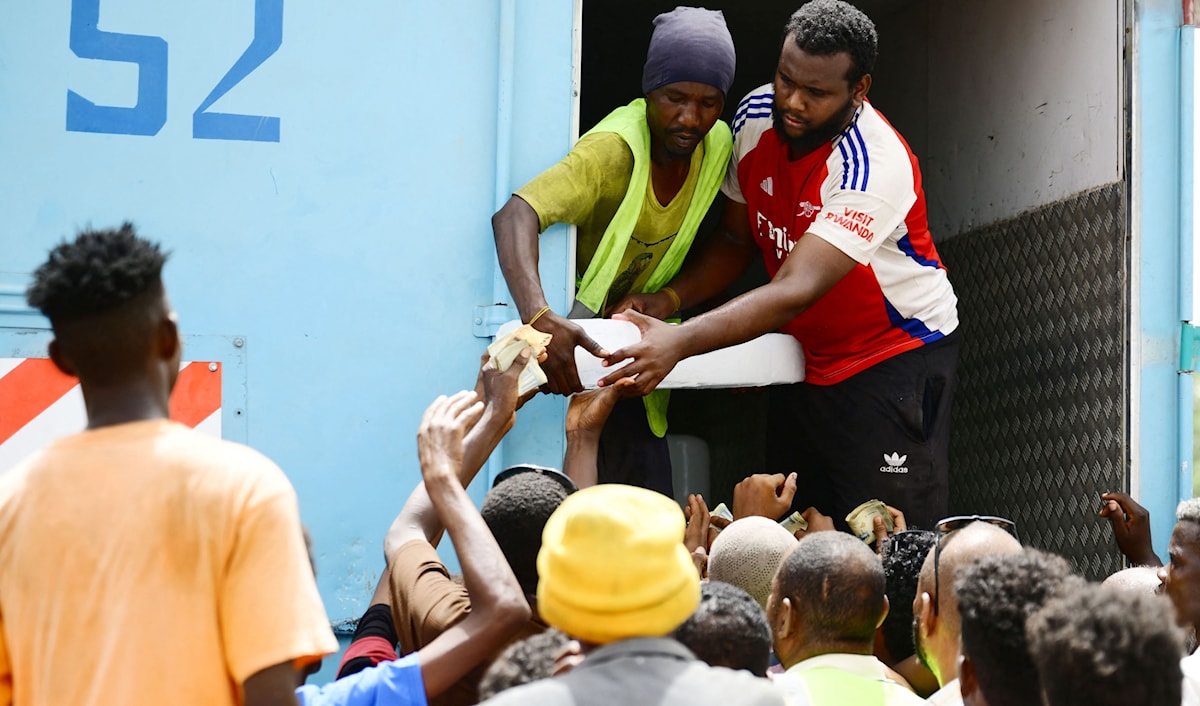 سودانيون يصطفّون لشراء الأرز في مدينة بور سودان (أ ف ب)