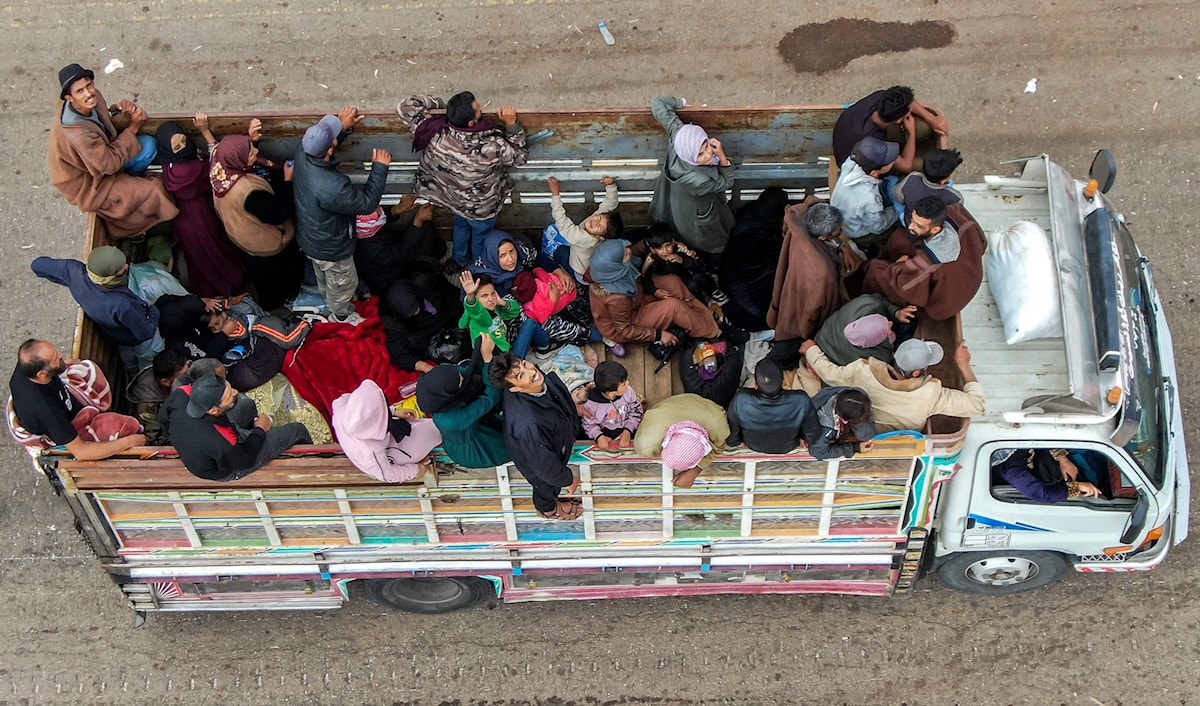 لا حل لمشكلة وقف رواتب آلاف العاملين في مؤسسات الدولة والجيش (أ ف ب)