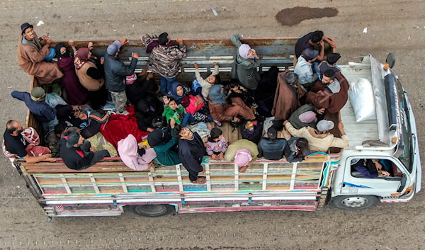 لا حل لمشكلة وقف رواتب آلاف العاملين في مؤسسات الدولة والجيش (أ ف ب)