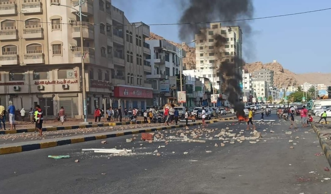 غليان شعبي مستمرّ في المكلا منذ مساء الأحد احتجاجاً على تدهور الخدمات (من الويب)