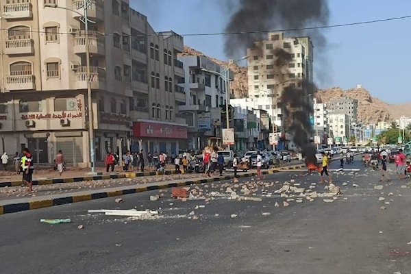 غليان شعبي مستمرّ في المكلا منذ مساء الأحد احتجاجاً على تدهور الخدمات (من الويب)