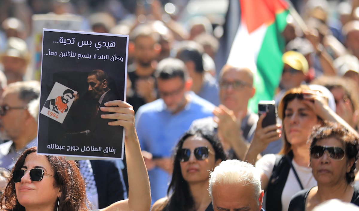 من تشييع زياد الرحباني الشعبي أمام «مستشفى خوري» في الحمرا يوم الإثنين (هيثم الموسوي)