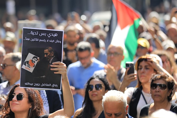 من تشييع زياد الرحباني الشعبي أمام «مستشفى خوري» في الحمرا يوم الإثنين (هيثم الموسوي)