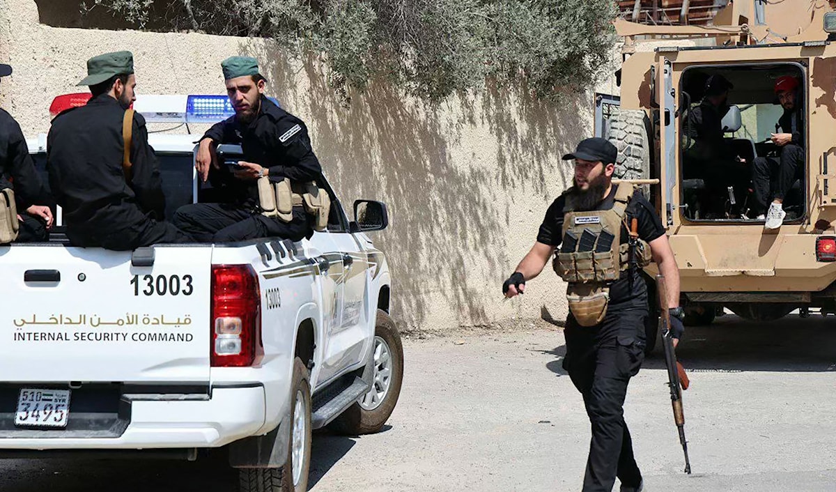 يتزامن الصعود المتزايد لـ«أنصار السنّة»، مع محاولات السلطات الجديدة طيّ صفحة المقاتلين الأجانب (أ ف ب)