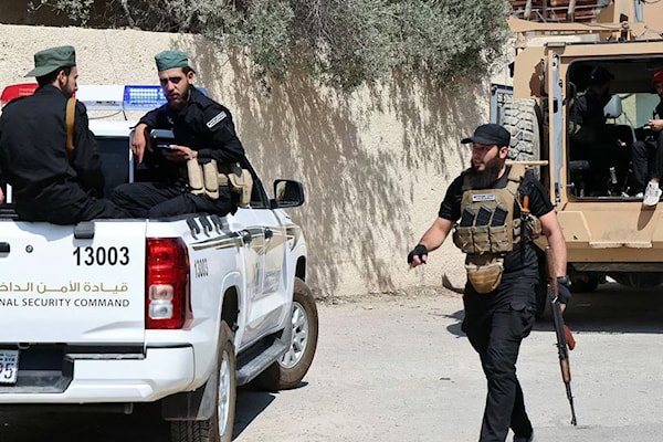 يتزامن الصعود المتزايد لـ«أنصار السنّة»، مع محاولات السلطات الجديدة طيّ صفحة المقاتلين الأجانب (أ ف ب)