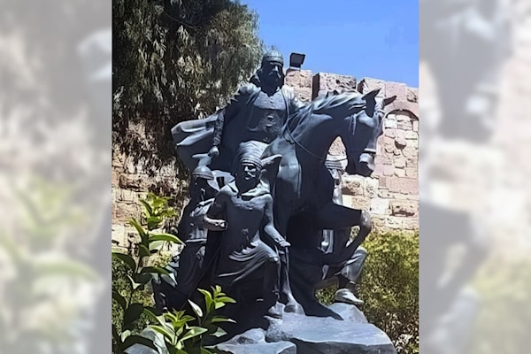 جُرِّد تمثال صلاح الدين بالقرب من قلعة دمشق من سيفه ورمحه