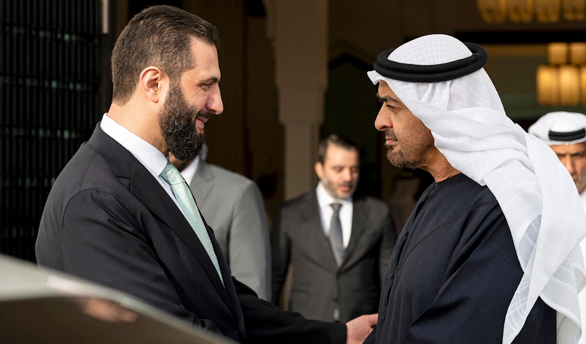 تأتي زيارة الشرع إلى أبو ظبي، تعزيزاً للدور الذي تلعبه الأخيرة في توسيع قنوات التواصل بين تل أبيب والإدارة السورية الجديدة (أ ف ب)