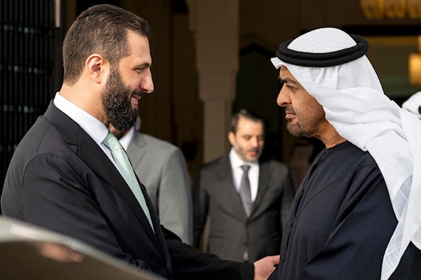تأتي زيارة الشرع إلى أبو ظبي، تعزيزاً للدور الذي تلعبه الأخيرة في توسيع قنوات التواصل بين تل أبيب والإدارة السورية الجديدة (أ ف ب)