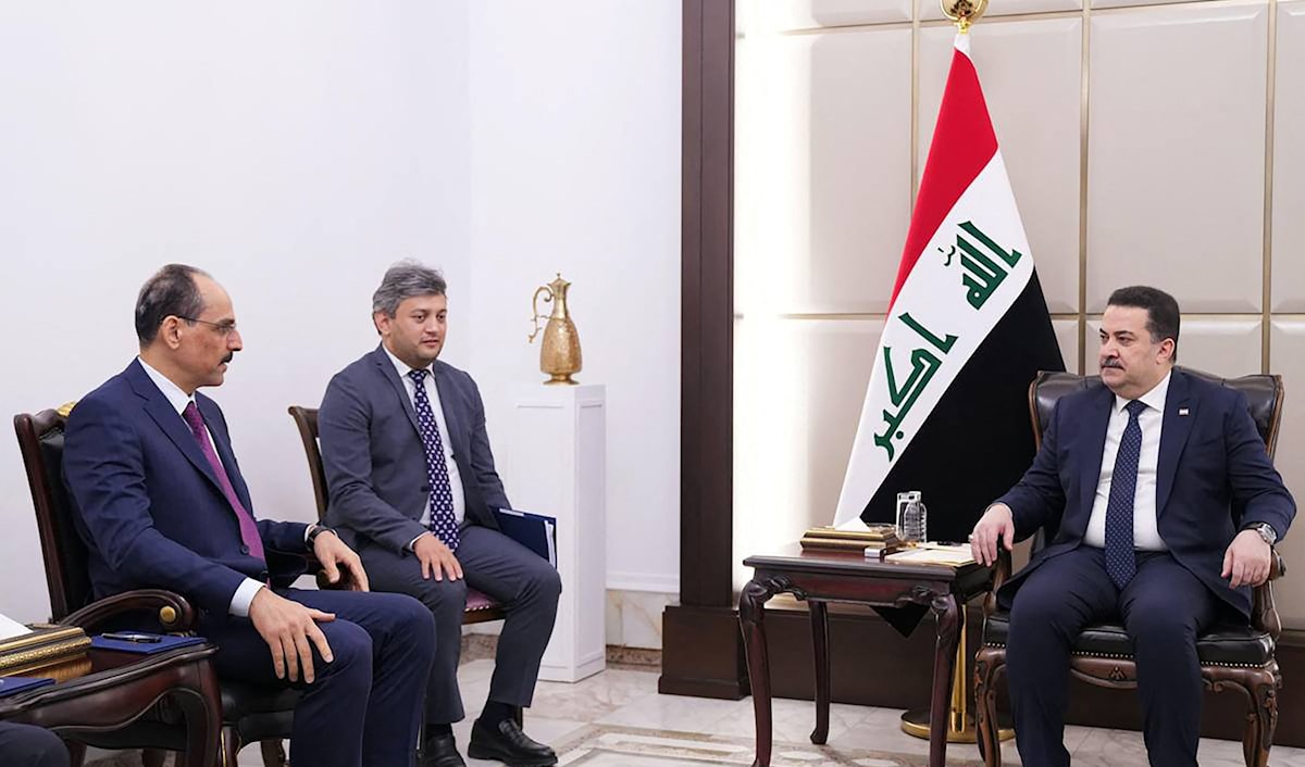 رئيس الوزراء العراقي، محمد شياع السوداني، مجتمعاً في بغداد مع رئيس الاستخبارات التركية، إبراهيم قالن (أ ف ب)