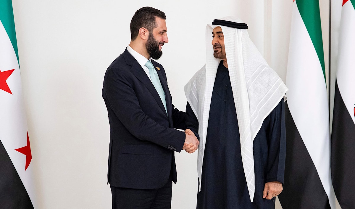ذكرت القناة الإسرائيلية أن الإمارات تلعب دوراً وسيطاً في التفاهمات بين الإدارة السورية الجديدة وتل أبيب (أ ف ب)