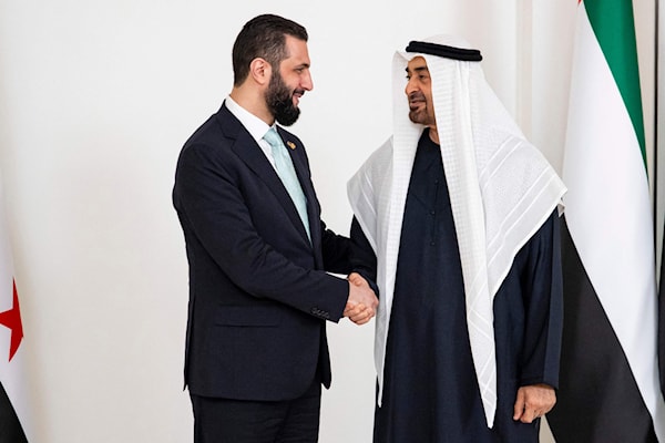 ذكرت القناة الإسرائيلية أن الإمارات تلعب دوراً وسيطاً في التفاهمات بين الإدارة السورية الجديدة وتل أبيب (أ ف ب)