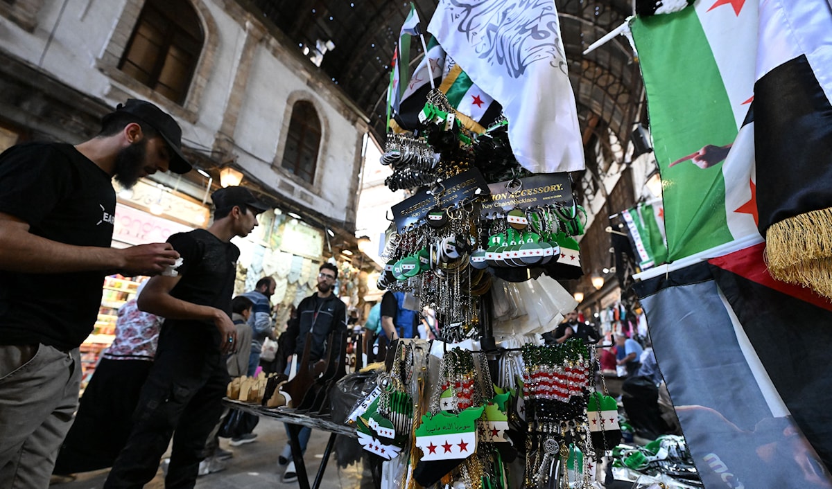 لا يمكن عدّ الانخفاض الذي طرأ على أسعار بعض السلع والمواد مؤشراً على تحسن الأوضاع المعيشية (أ ف ب)