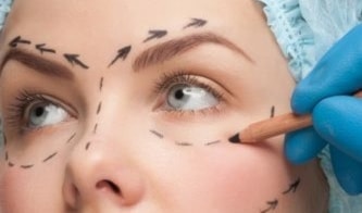 القرار بالتراجع عن التجميل  هو في أحيان كثيرة قرار إنساني عميق بالتصالح مع الذات
