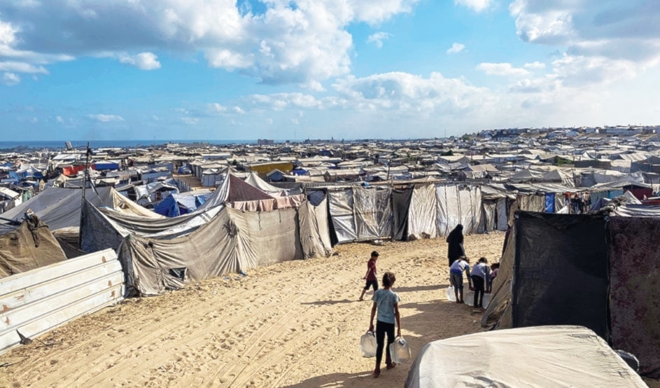 تكتظّ منطقة المواصي في جنوب غزة، والتي يخطط جيش الاحتلال لتهجير نحو مليون إنسان من شمال القطاع إليها (أ ف ب)