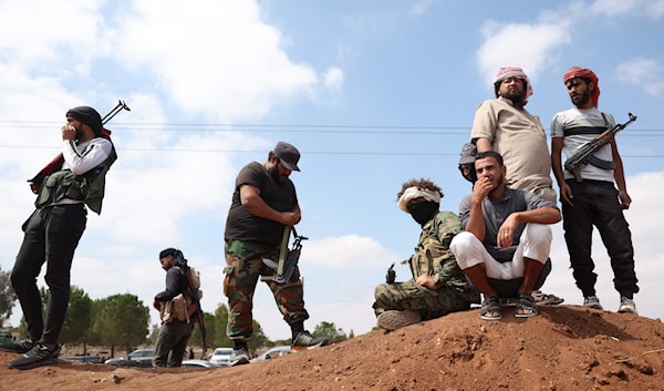 لا تزال جثامين القتلى في 34 قرية في الريفَين الغربي والشمالي، تسيطر عليها قوات الأمن العام وعناصر العشائر، مرمية في الشوارع والمنازل (أ ف ب)