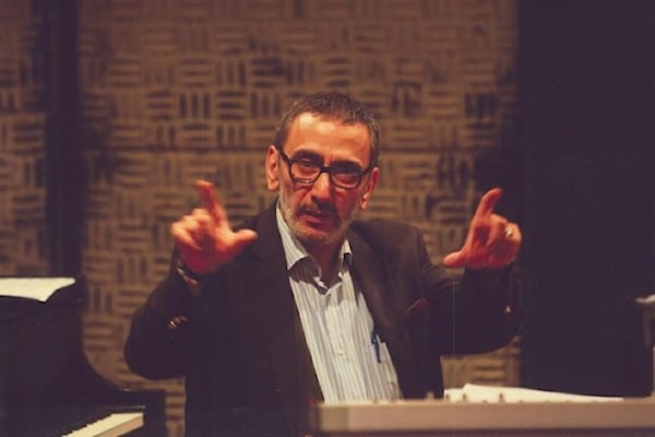 الشاعر المشاكس  والموسيقي الموهوب