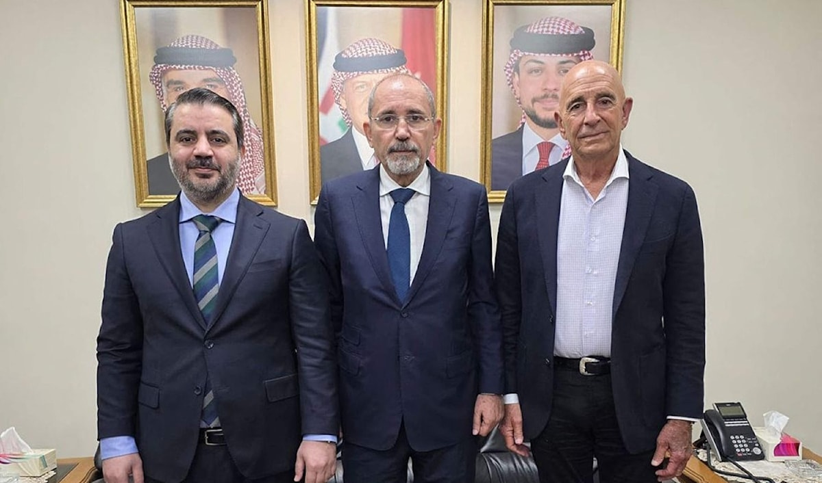 لقاء سابق في عمّان بين براك ووزيري خارجية سوريا والأردن (أ ف ب)